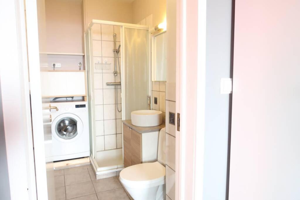 شقة Warm And Welcoming Flat Downtown آكيورِيْري المظهر الخارجي الصورة